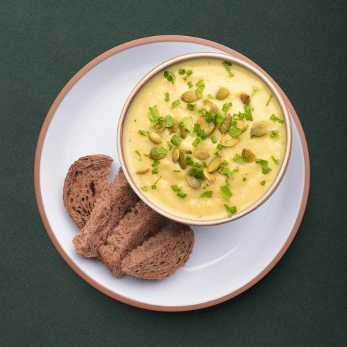 Knolselderij-preisoep met venkel- en mosterdzaad en snee brood