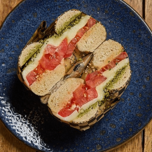 Bagel met mozzarella, pesto en tomaat