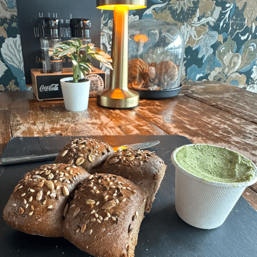 Breekbroodjes met huisgemaakte kruidenboter