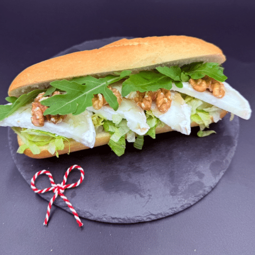 Broodje geitenkaas met sla, honing, walnoten en rucola