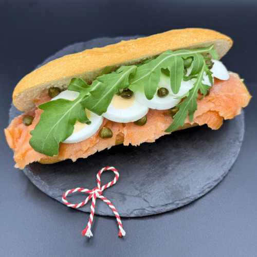 Broodje gerookte zalm met sla, peper, ei, kappertjes en rucola