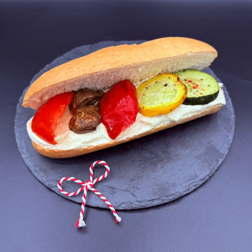 Broodje hummus met gegrilde groenten