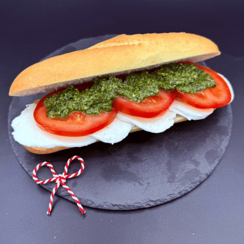 Broodje mozzarella, pesto en tomaat