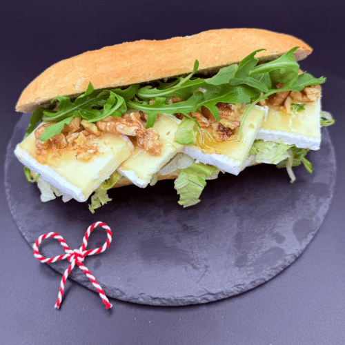 Broodje roombrie met walnoten, honing, sla en rucola