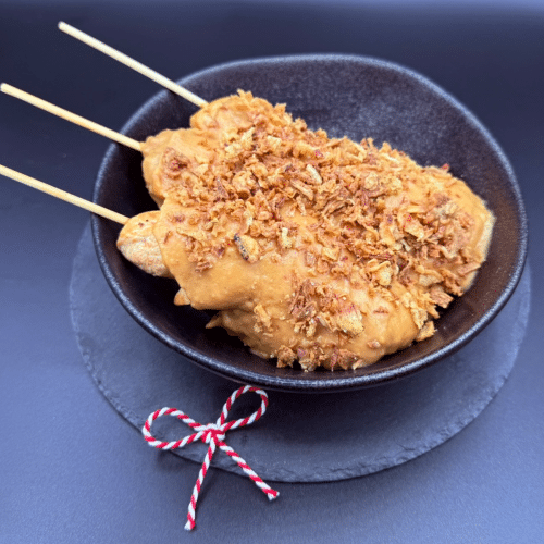 Kipsate 3 stokjes met satésaus