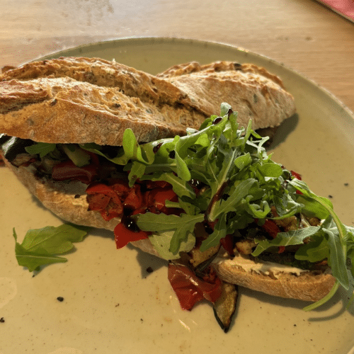 Broodje hummus en gegrilde groenten