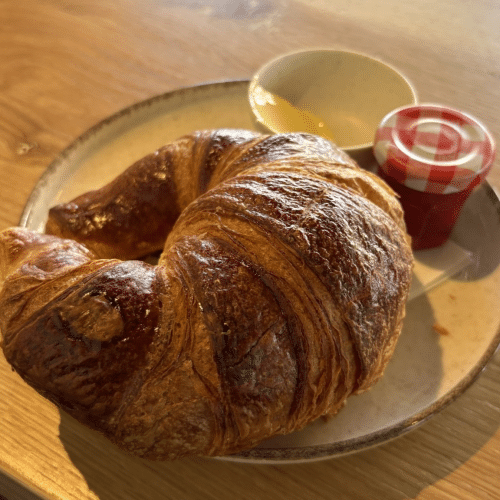 Croissant met jam en boter
