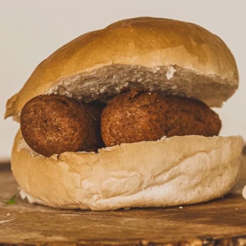 Broodje halal kipfrikandel