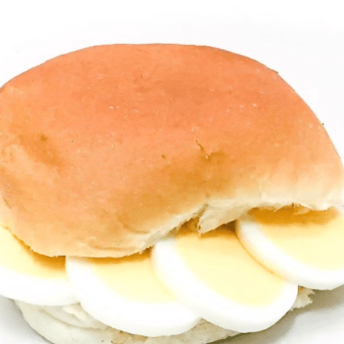 Broodje gekookt ei met sla, zout en saus