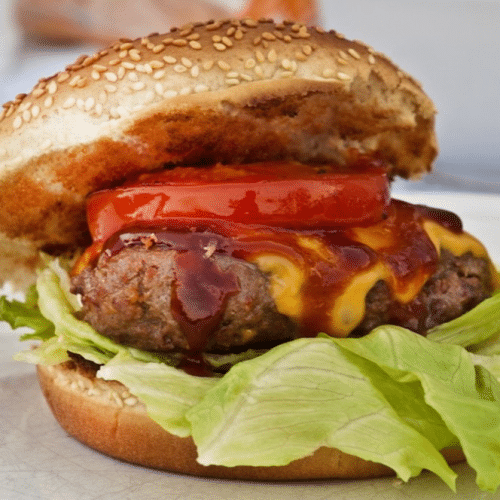 Halal broodje hamburger van de bakplaat met kaas