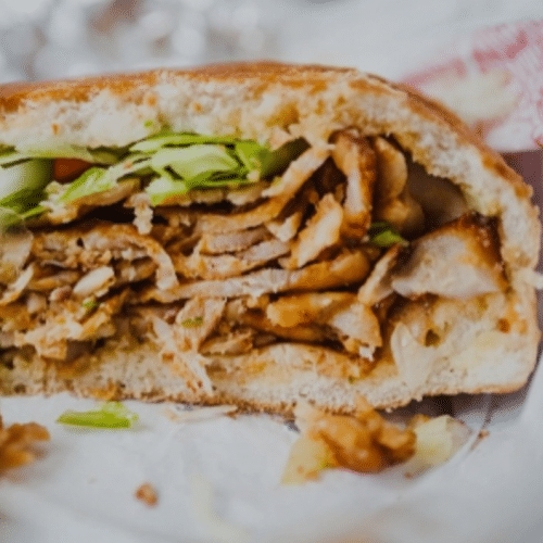 Halal broodje met chicken kebab en groenten