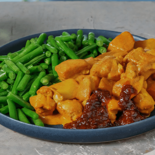Kipfilet met kormasaus, rijst en verse sperziebonen