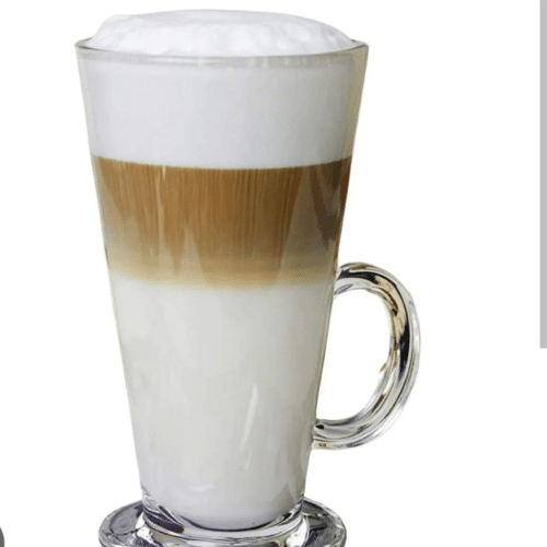 Latte macchiato van verse melk en bonen