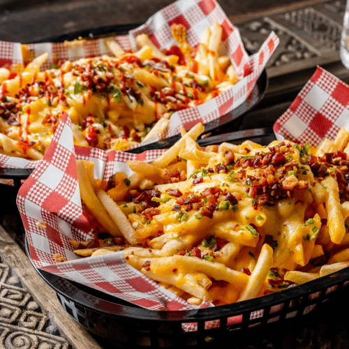 Halal loaded fries met pulled chicken, groenten en saus