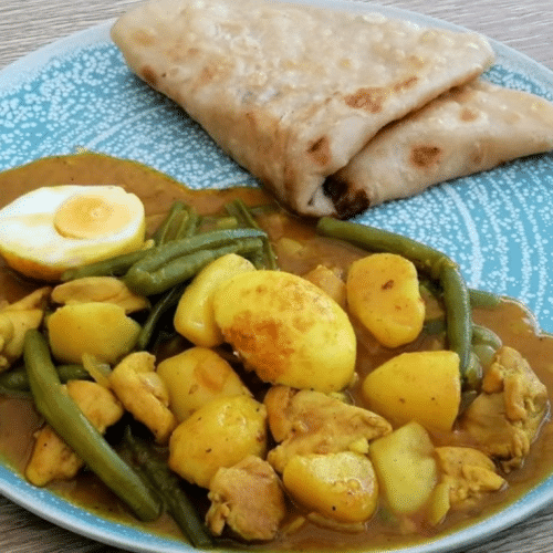 Roti met kipfilet, ei, kousenband en een rotiplaat