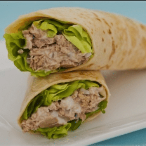 Wrap tonijn, tomaat, sla, rode ui en light mayonaise