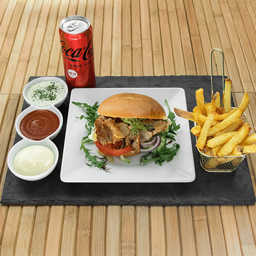 Kalfsdöner broodje met patat en een drankje