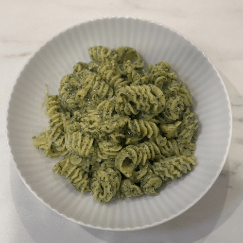 Romige basilicumpesto met radiatori-pasta