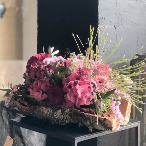 Bloemstuk op schors middel
