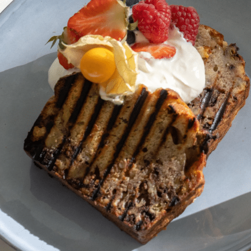 Plak huisgemaakte bananenbrood