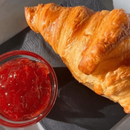 Vers gebakken roomboter croissant