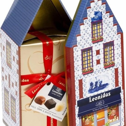 Metalen huisje met 500 gram gemengde Leonidas bonbons, alcoholvrij (afbeeldin gramkan afwijken)