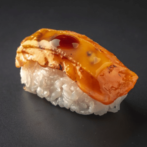 Geflambeerde zalm en kaas nigiri