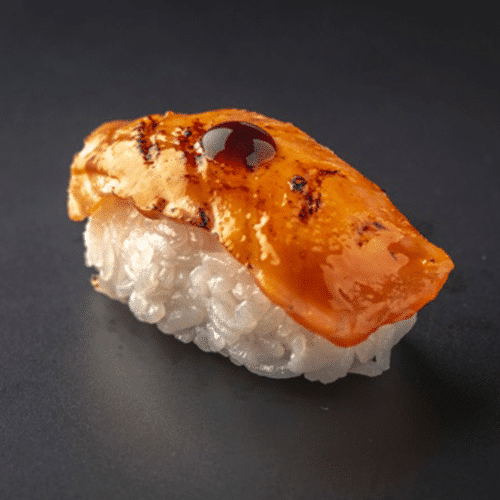 Geflambeerde zalm nigiri
