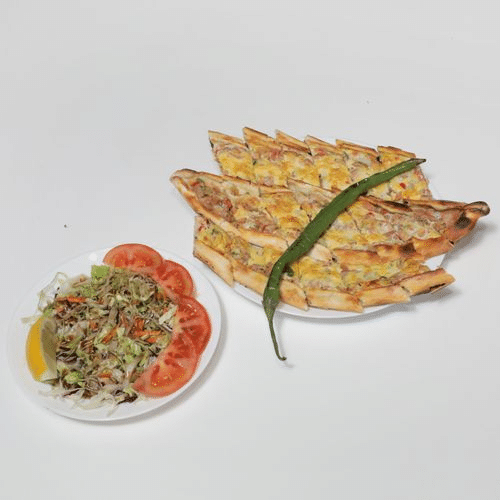 Kuşbaşılı Kaşarlı Yumurtalı Pide