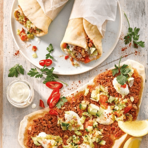 Lahmacun met kaas en salade