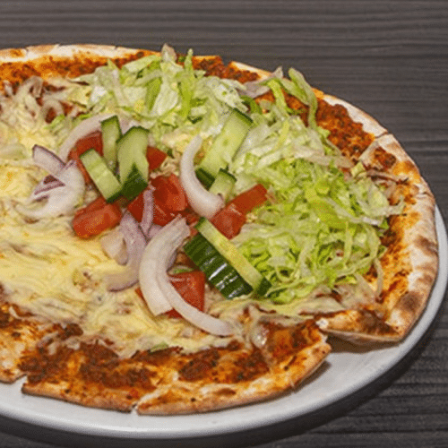 Turks pizza met kaas en salade