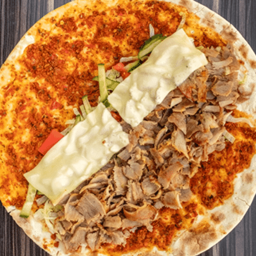 Turks pizza met lamsshoarma en kaas