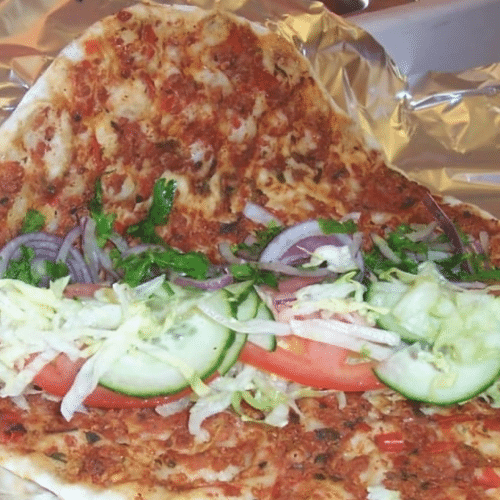 Turks pizza met salade