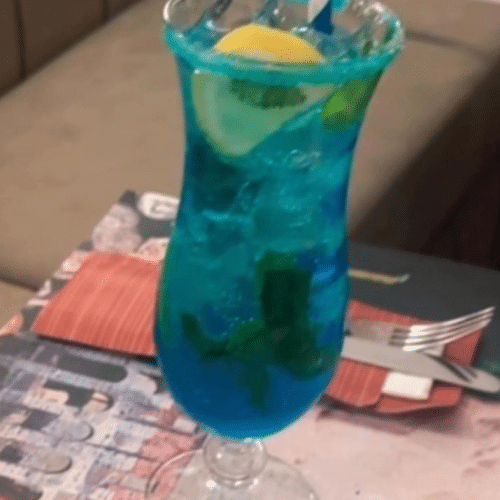 Blue curaçao mojito