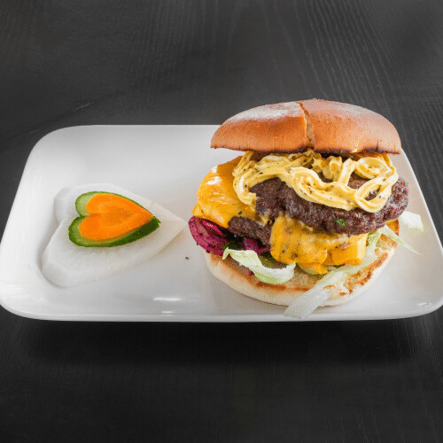 Cheeseburger op houtskool grill