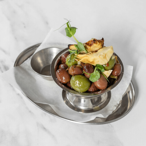 Gemarineerde olijven en geroosterde artisjokken