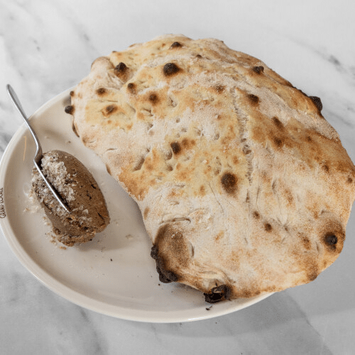Houtgestookt brood met zwarte knoflookboter