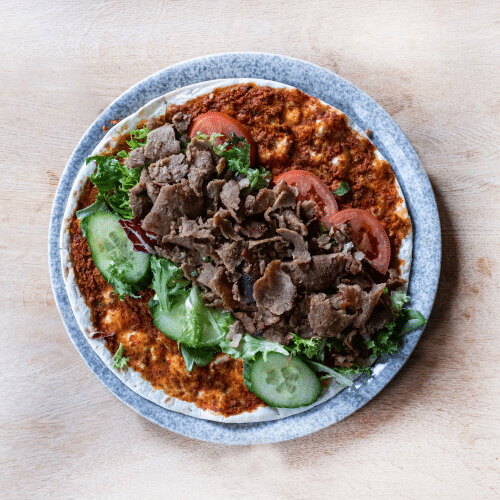 Turkse pizza met döner en salade