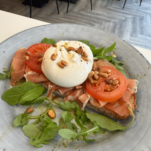 Broodje di parma-buffala, op zuurdesembrood van Bro