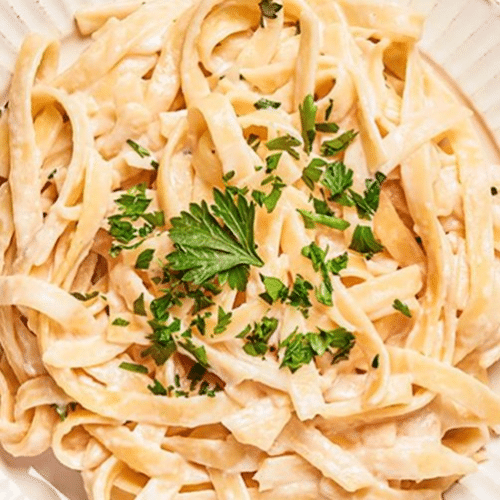 Pasta met roomsaus en kipfilet