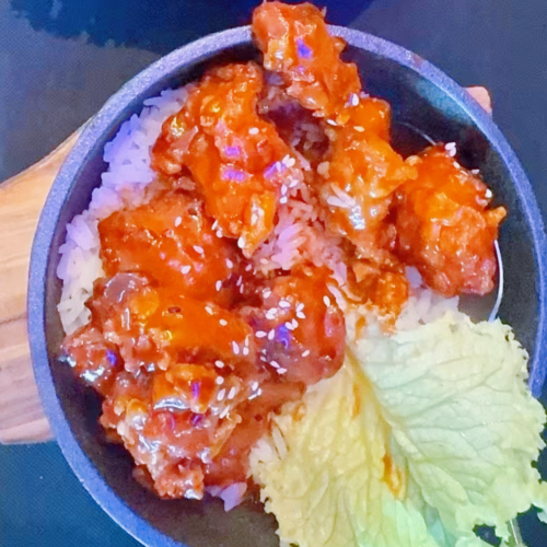 Rijst met Korean fried chicken - spicy sweet