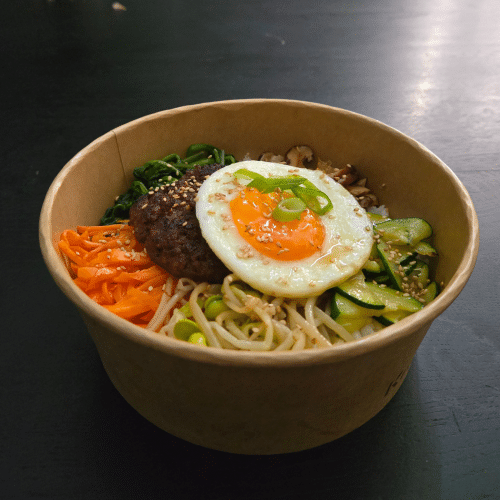 Bibimbap bowl met galbi patty en gebakken ei