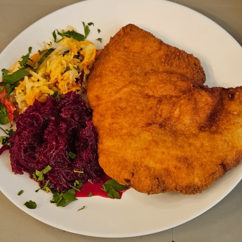 Filet drobiowy panierowany w zestawie z zupą fasolową