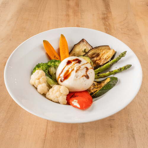 Insalata con verdure di stagione e burrata