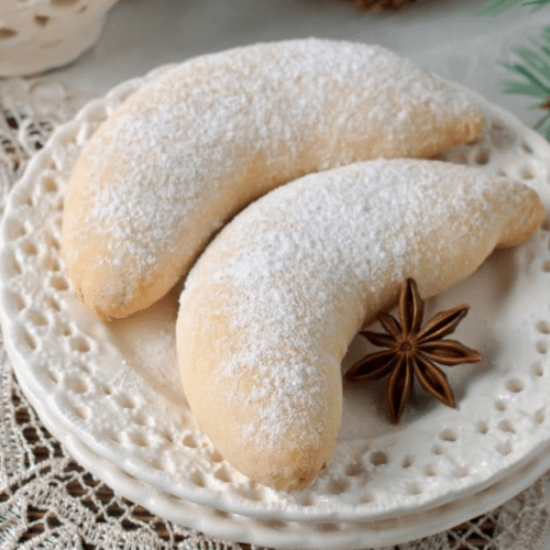 Sneeuwe koekjes gevuld met abrikozen jam