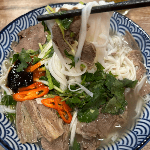 Phở đặc biệt (beef noodels soep)