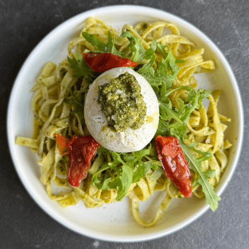 Tagliatelle al pesto con burrata