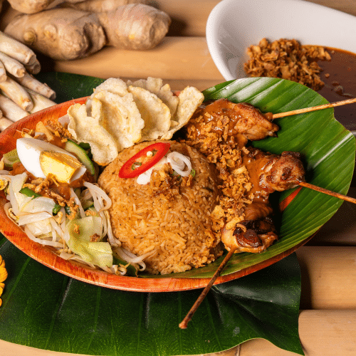 Nasi rames met 3 stokjes buikspek saté