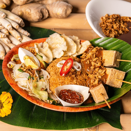 Nasi rames met tofu saté
