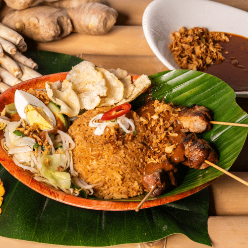 Nasi rames met 3 stokjes varkenshaas saté